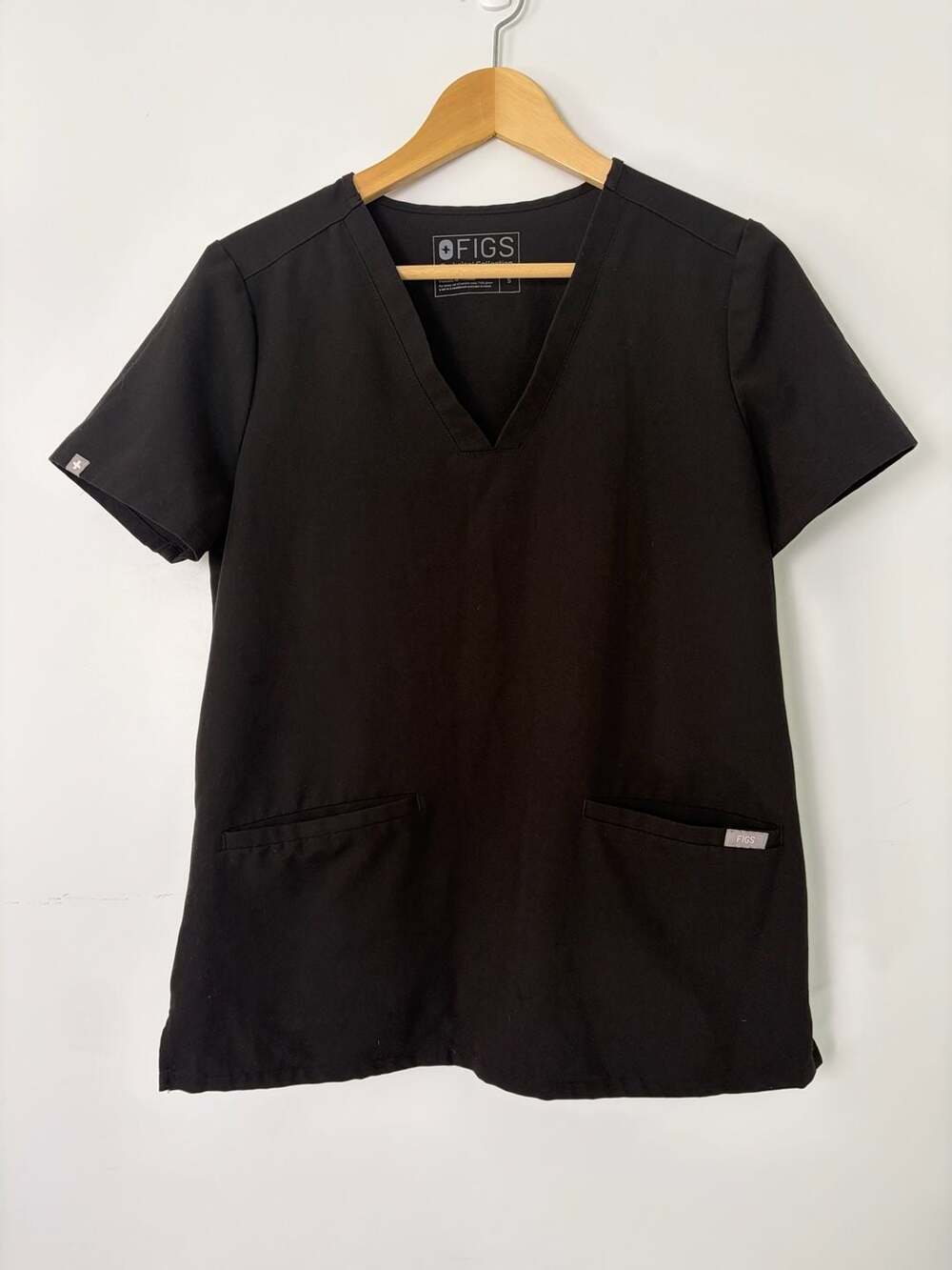 FIGS Women's Technical Collection Three-Pocket Scrub Top Casma Small Black